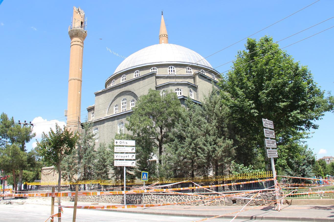 Cami minaresine yıldırım neden isabet etti? Cami minaresine yıldırım neden isabet etti?
